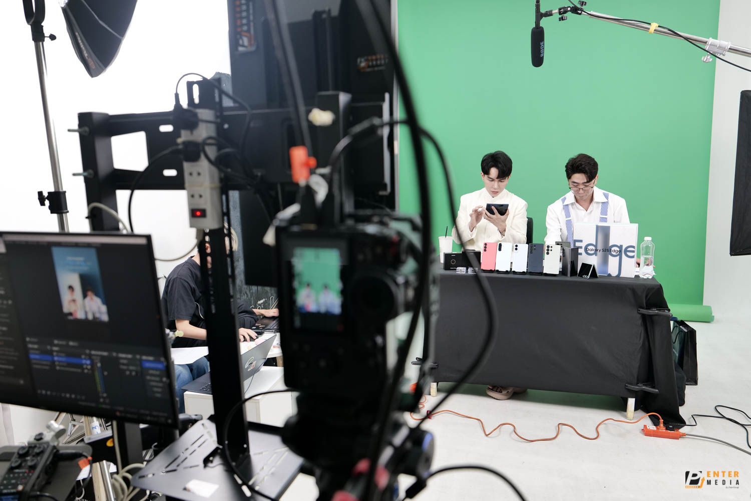 Enter Media livestream chuỗi sự kiện ra mắt sản phẩm Samsung S25 Ultra siêu mòng 1