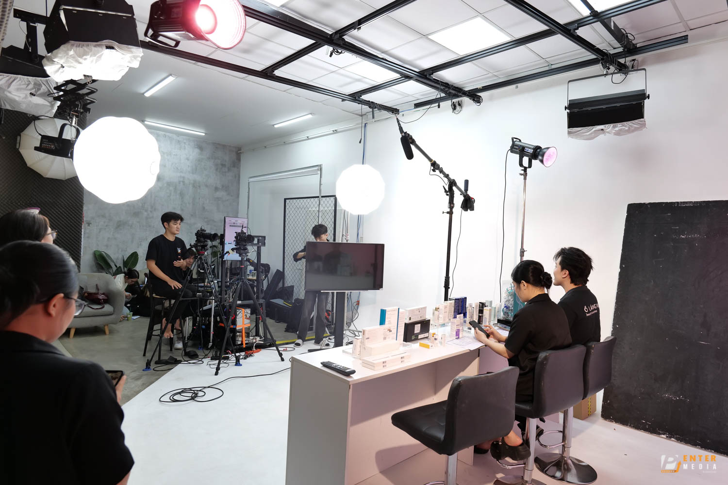 Hậu trường livestream mý phẩm Ồ Láng Viện tại Enter Media