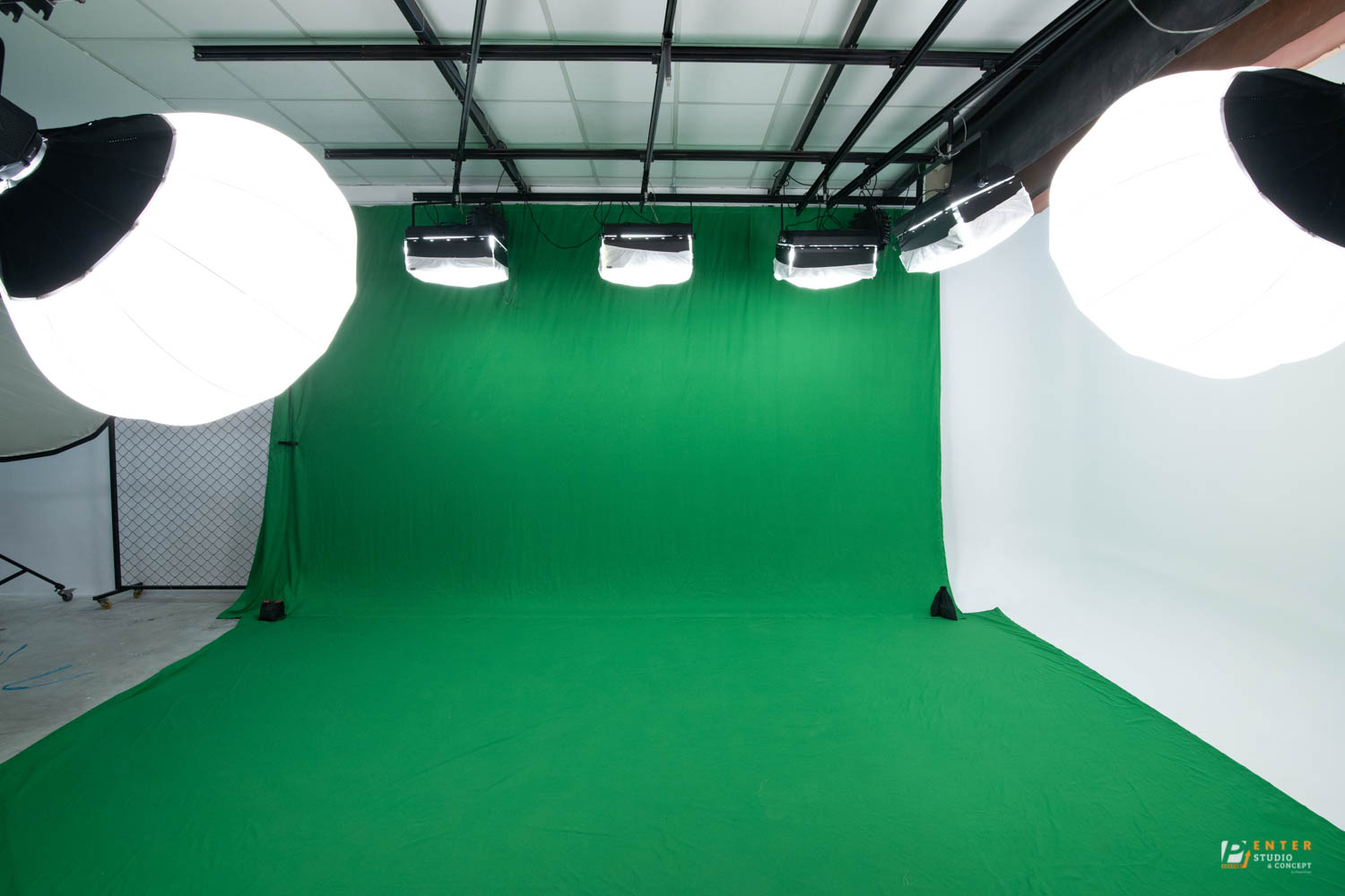 Phim trường phông xanh là nơi không thể thiếu đối với các nhà sản xuất phim. Với không gian rộng lớn và trang thiết bị hiện đại, phim trường phông xanh sẽ giúp các ekip phim thực hiện các cảnh quay theo ý muốn của họ đồng thời tiết kiệm được thời gian và chi phí.